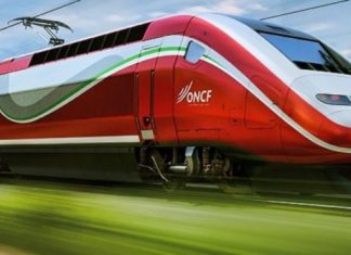 Maroc: le premier TGV d’Afrique livré en présence d’Emmanuel Macron