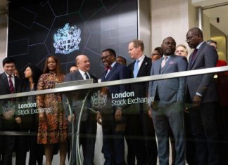 Le président de la Banque africaine de développement, Akinwumi Adesina, ouvre la séance à la Bourse de Londres