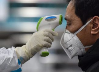 Coronavirus: entre peur et business, le monde enregistre le premier mort hors de Chine