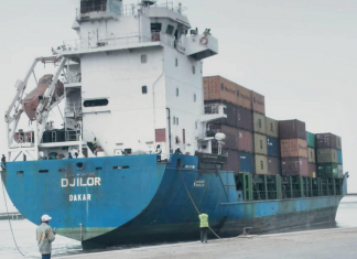 Carénage du bateau le Djilor au port commercial de Ziguinchor